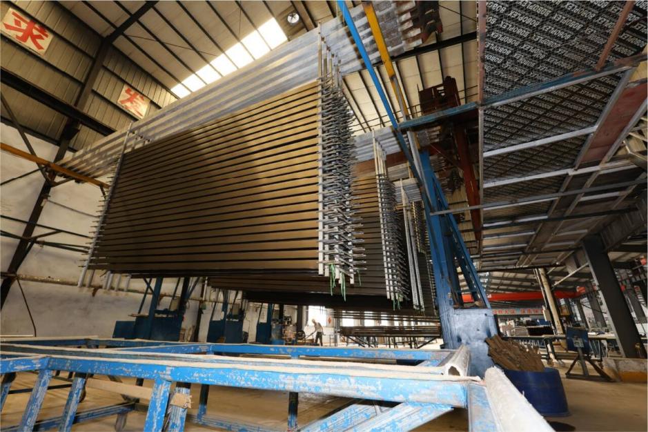 Aluminum profiles on the anodizing production line